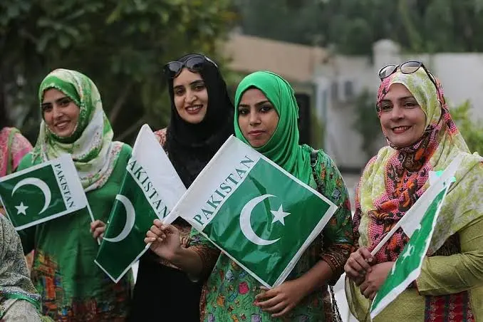 Pakistani Expats in UAE Celebrate Mobile Tax Exemption