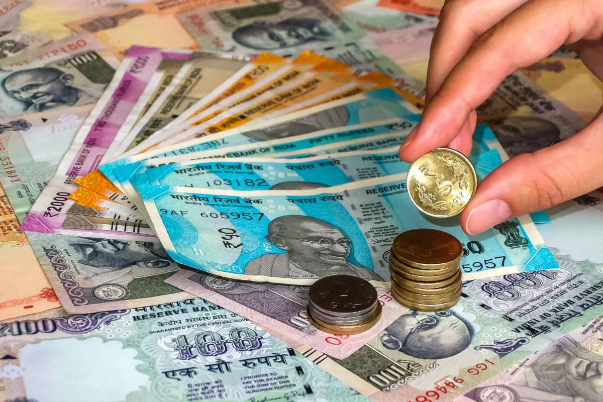 Rupee to Dirham Rate Nears Rs25 Mark, Raising Remittance Gains for GCC Expatriates