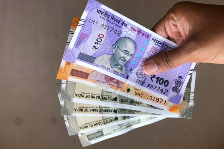 Rupee to Dirham Rate Nears Rs25 Mark, Raising Remittance Gains for GCC Expatriates