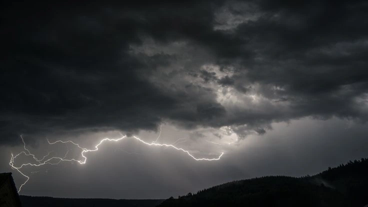 UAE Weather Forecasts On July 23: Dust Storms And Rain Offer Escape From Heat