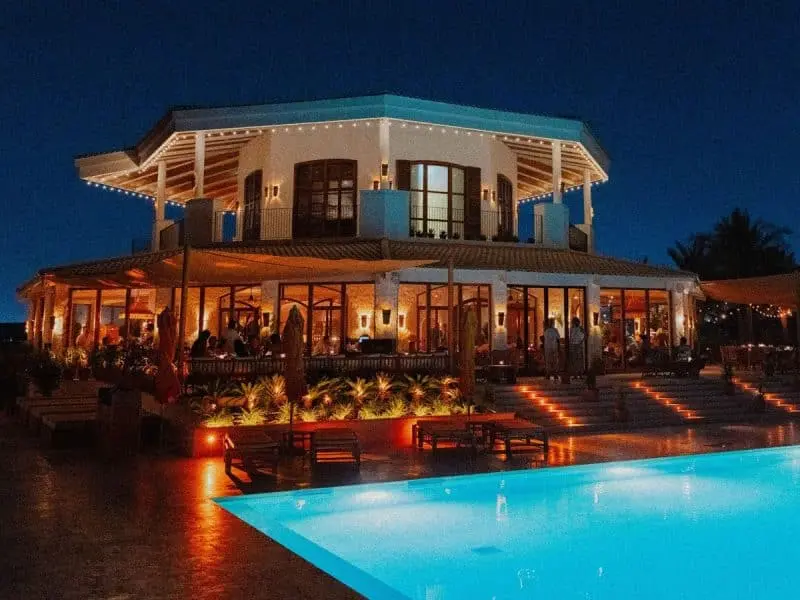 Affordable Night Swimming Pools in Dubai: Evening Escapes That Won’t Break the Bank
